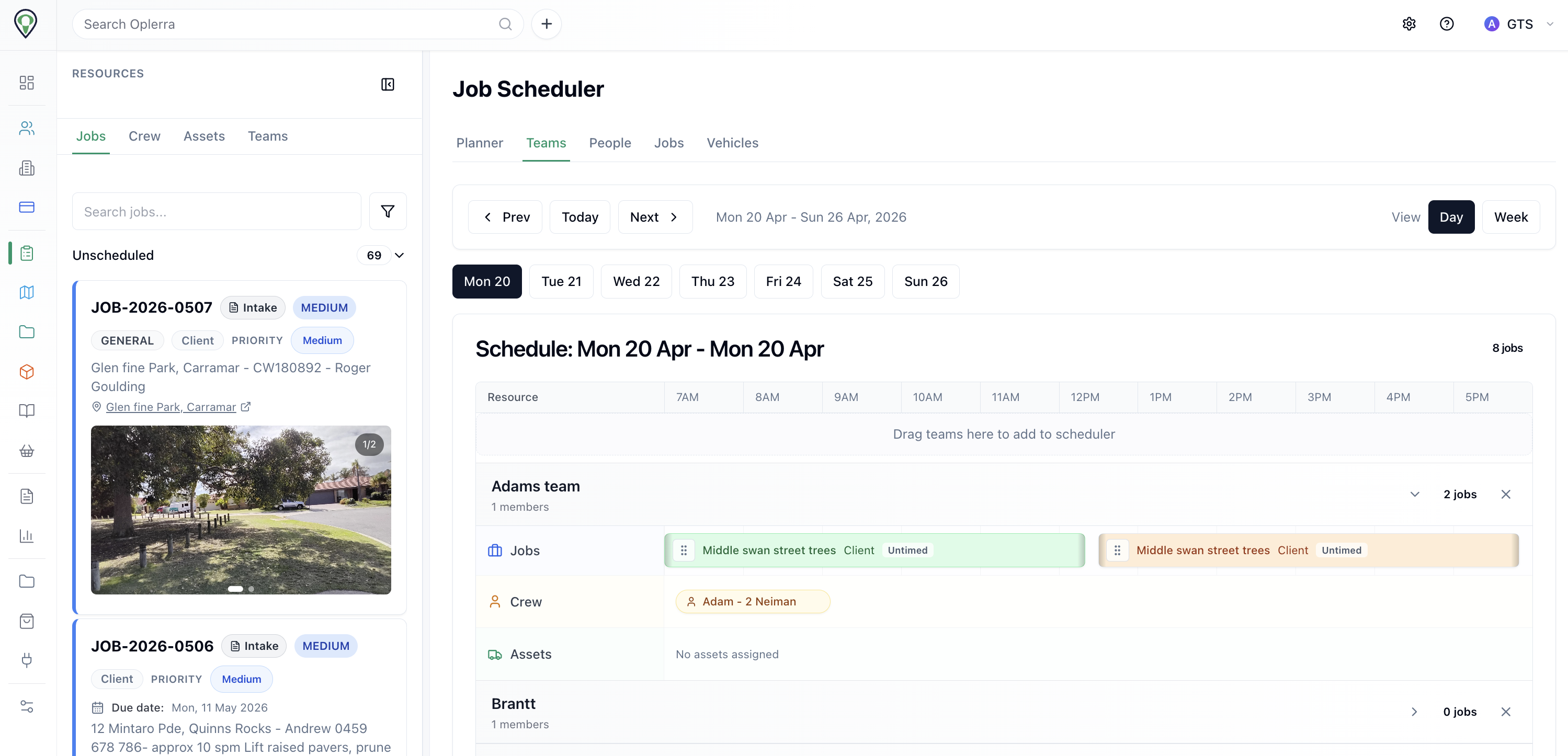 Oplerra scheduler interface showing unscheduled jobs, team assignments, and the day and week planner